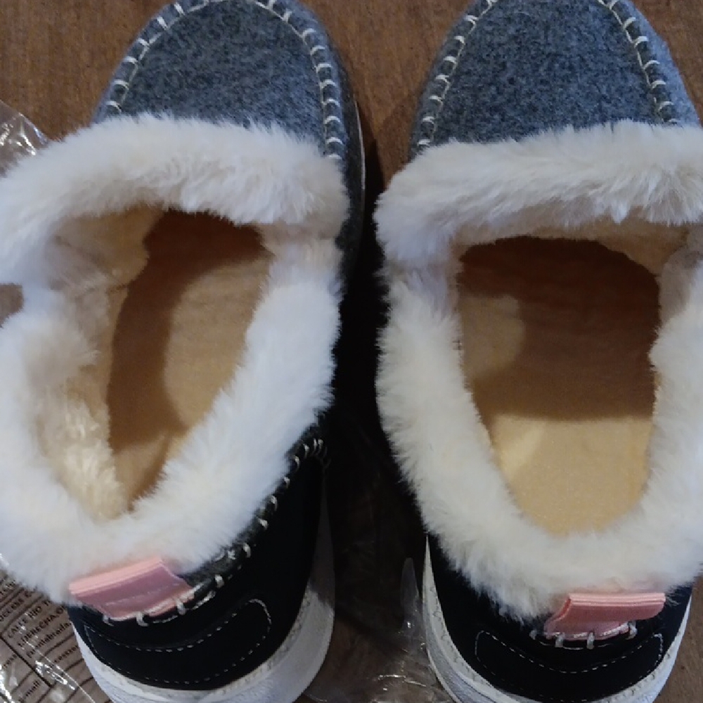 Gray Fleece-Lined Women's Moccasins - Picture 4 of 8